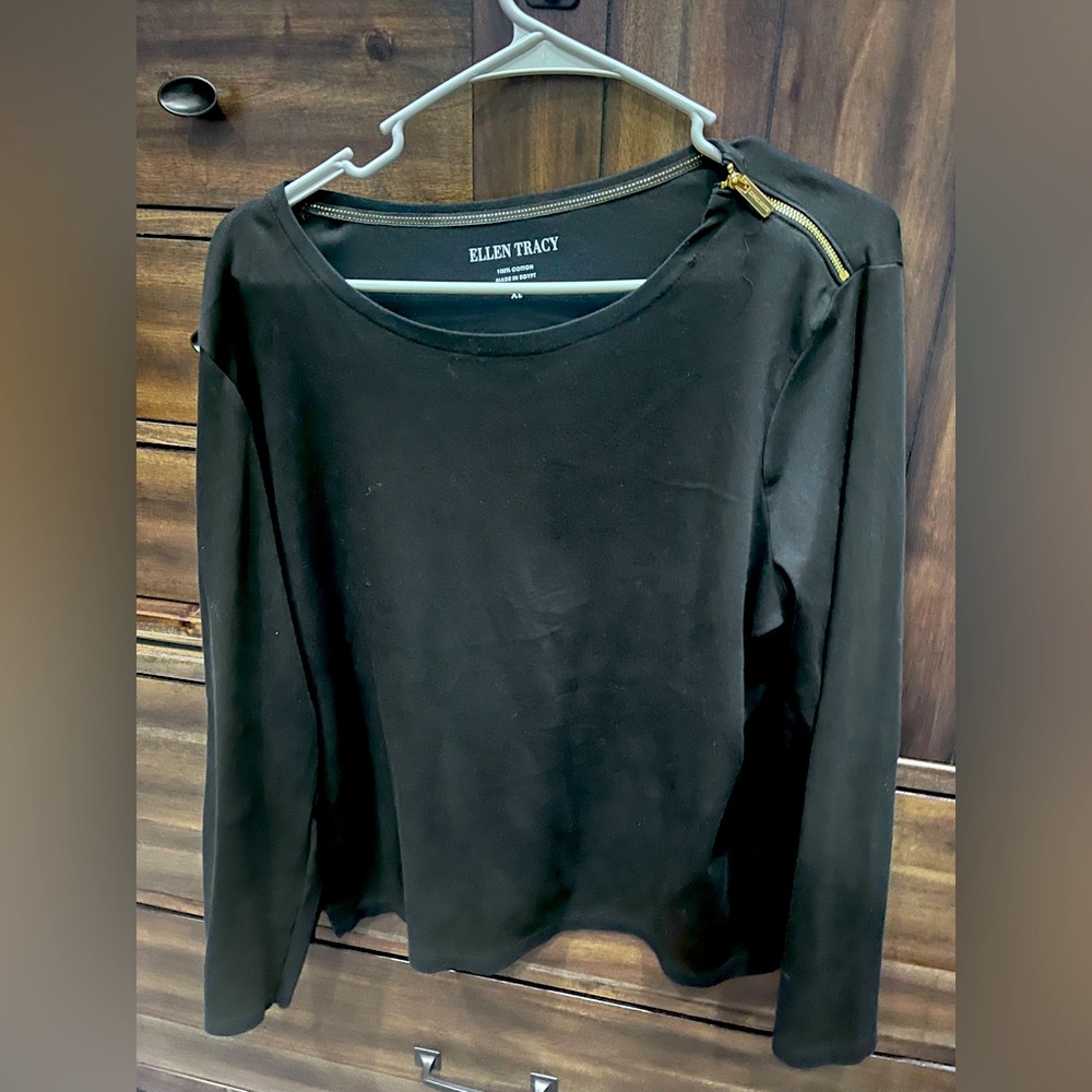 Gently worn top with zipper!